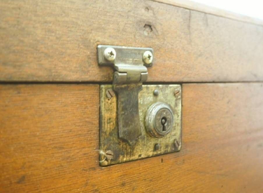 1051 アンティーク　木製トランク　木箱　収納ケース　センターテーブル　レトロ