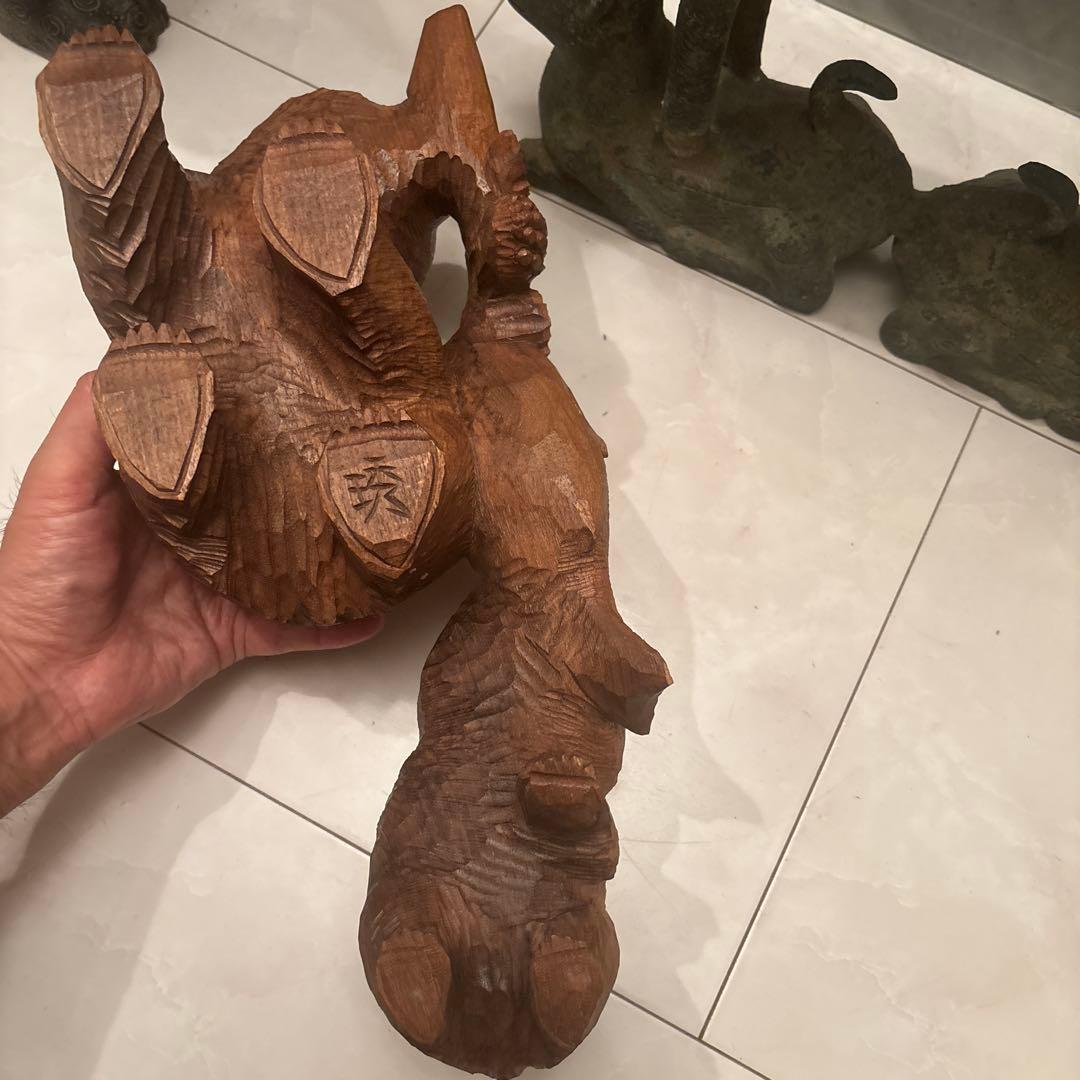 平野幸人 作(琇) 北海道アイヌ伝統民藝　葡萄と鮭をくわえる親子熊の一刀彫り彫刻