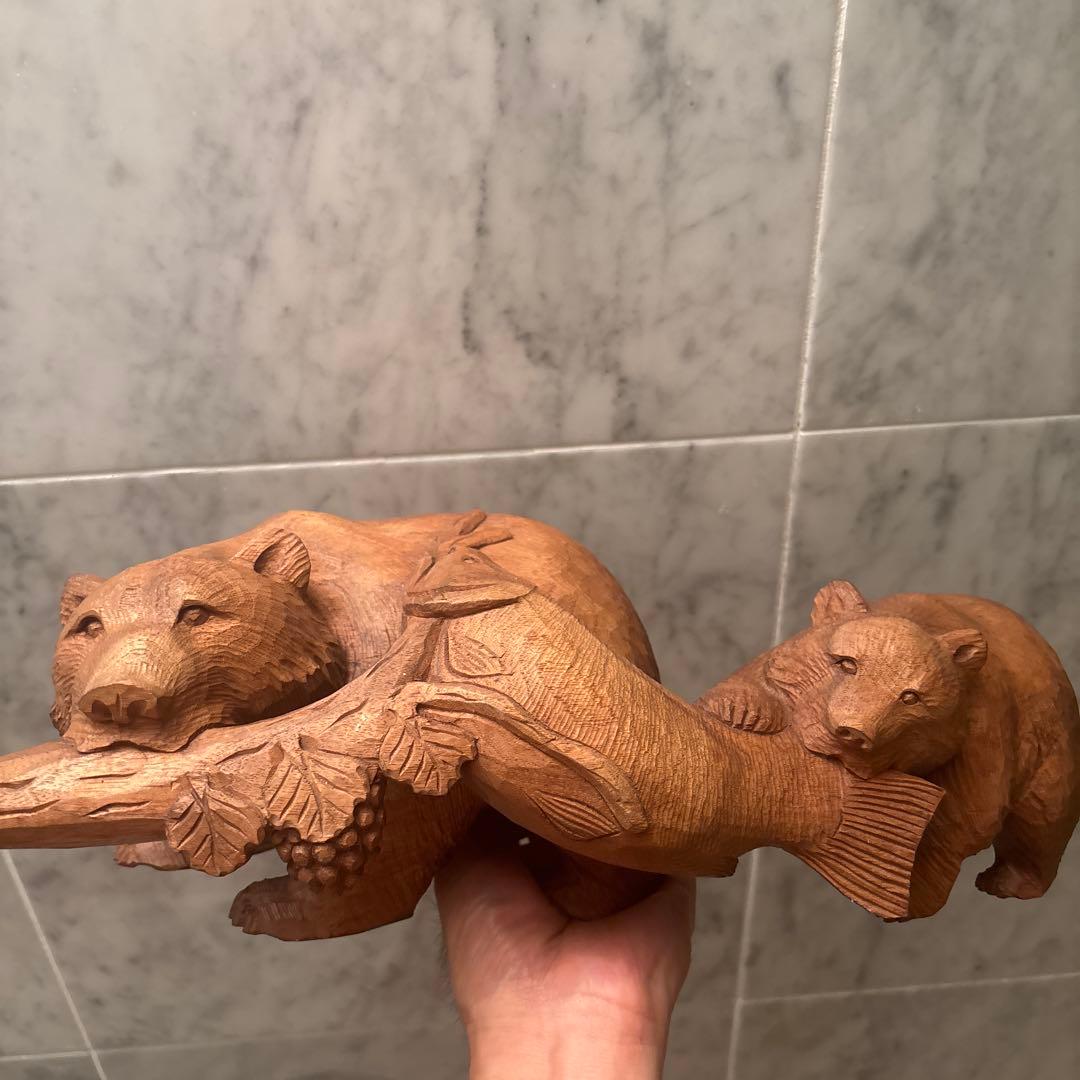 平野幸人 作(琇) 北海道アイヌ伝統民藝　葡萄と鮭をくわえる親子熊の一刀彫り彫刻