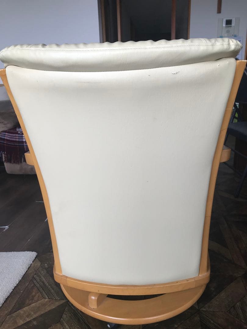  　１脚ニトリ食卓椅子レザー 回転式アームチェア