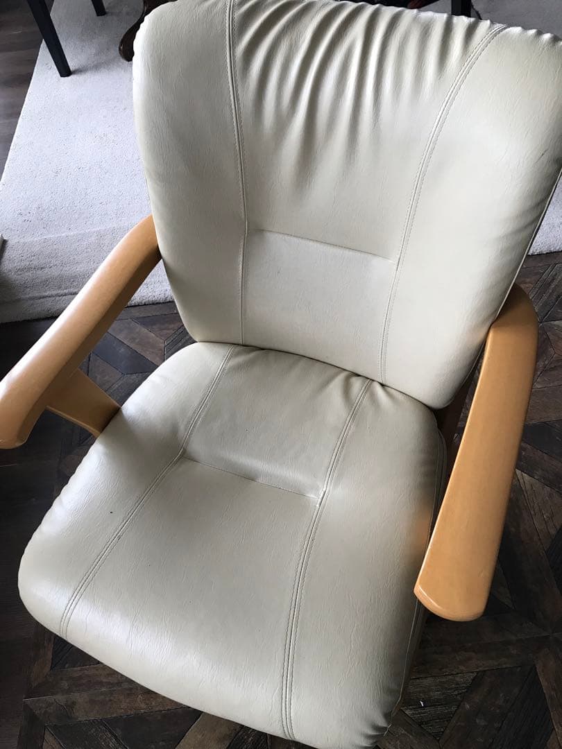  　１脚ニトリ食卓椅子レザー 回転式アームチェア