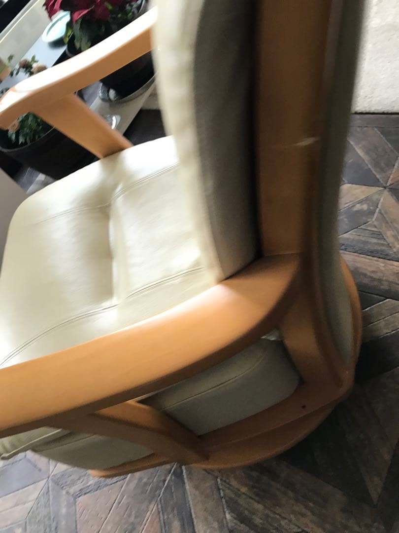  　１脚ニトリ食卓椅子レザー 回転式アームチェア