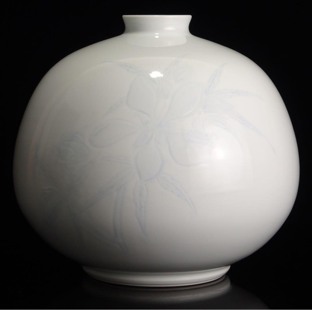人間国宝　井上萬二　本人作　白磁　染彫　花文　壷　丸壷　花瓶　花器　花入