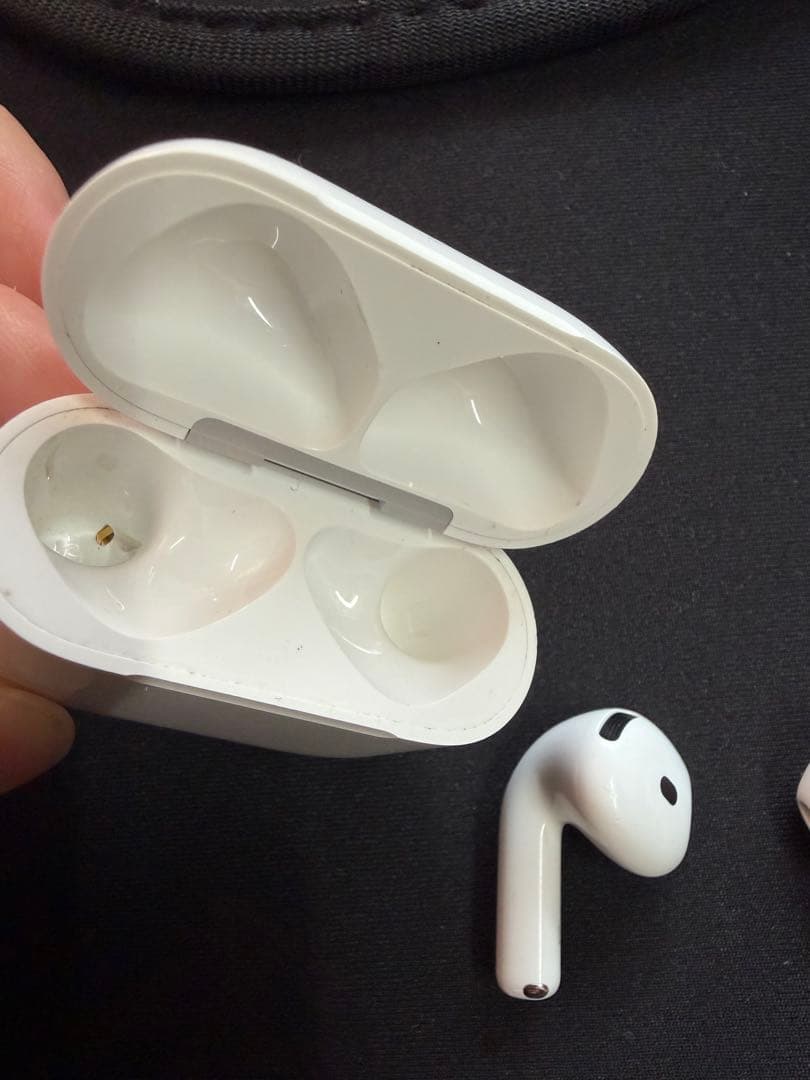 Apple AirPods 4世代本体 充電ケース付き