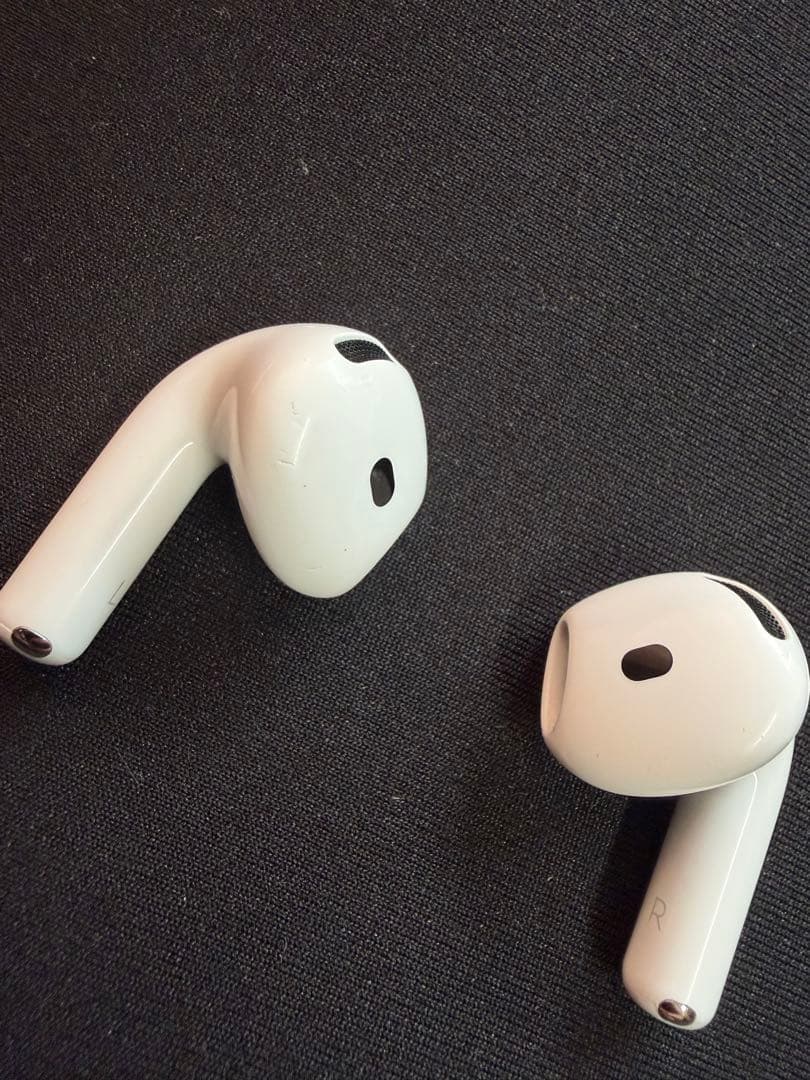 Apple AirPods 4世代本体 充電ケース付き