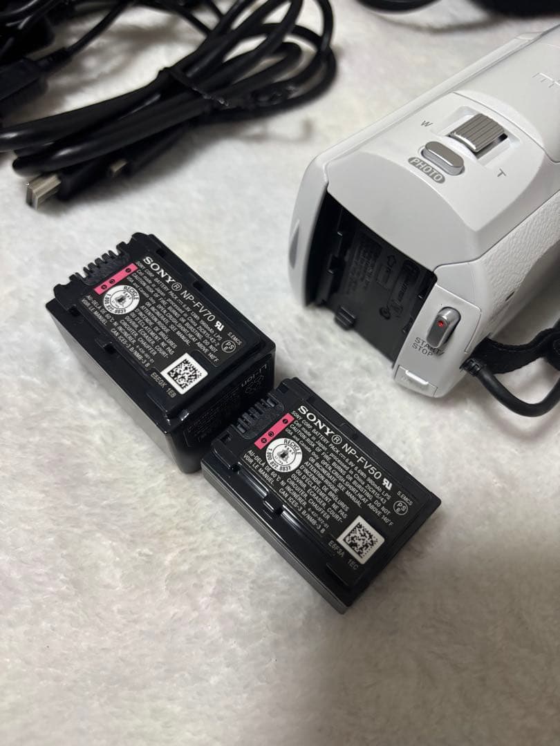 ソニーSONY HDR-CX670 ビデオカメラ　白　バッテリー×2 三脚付