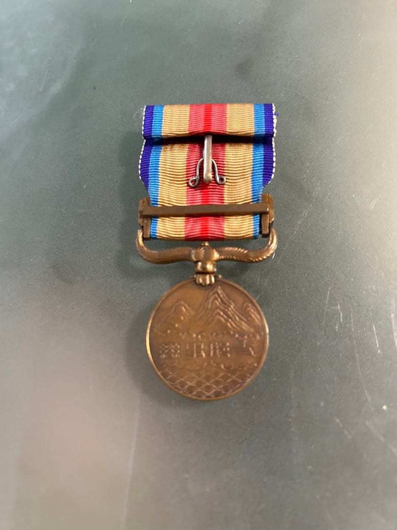 銀色メダル 建物彫刻付き