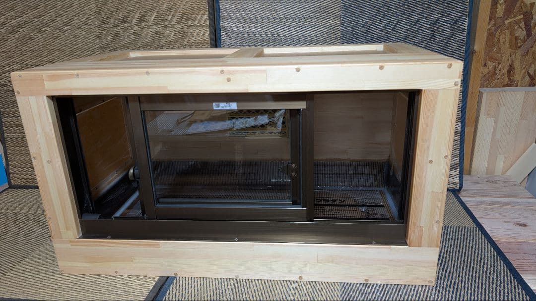 ✌︎('ω'✌︎ )ケージ　アルミサッシ仕様。赤松集成材１８ミリ蜜蝋オイル