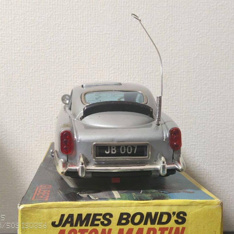 ギルバート　アストンマーティン007