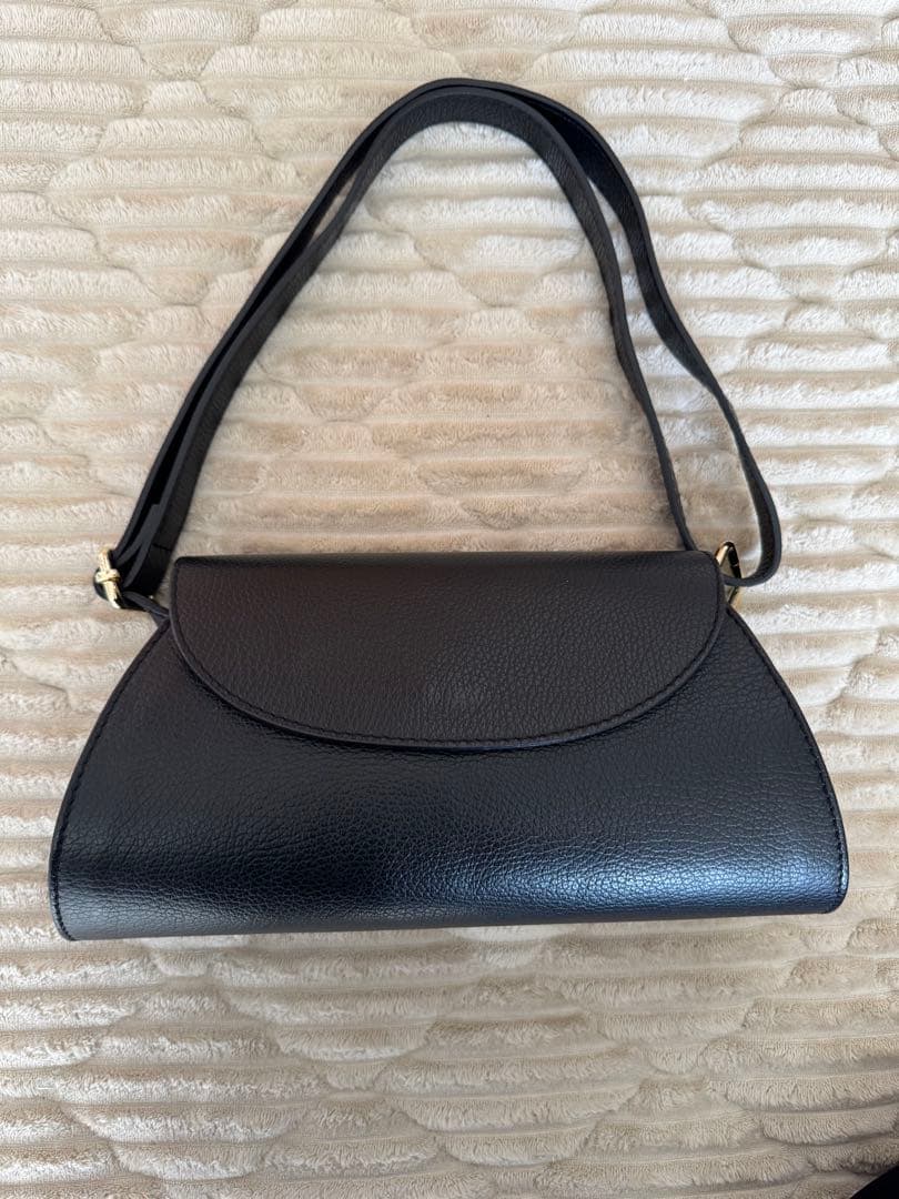 AULENTTI ブラックレザー ショルダーバッグ