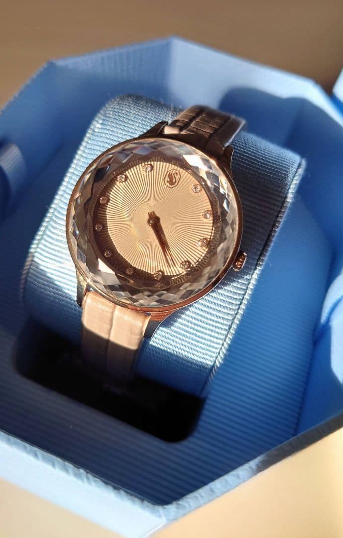 【週末セール！】SWAROVSKI 時計 電池稼働中 サファイアガラス スイス製