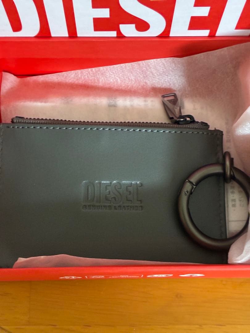 (新品未使用品箱付き保証書付き)DIESEL グレー ポーチ キーホルダー付き