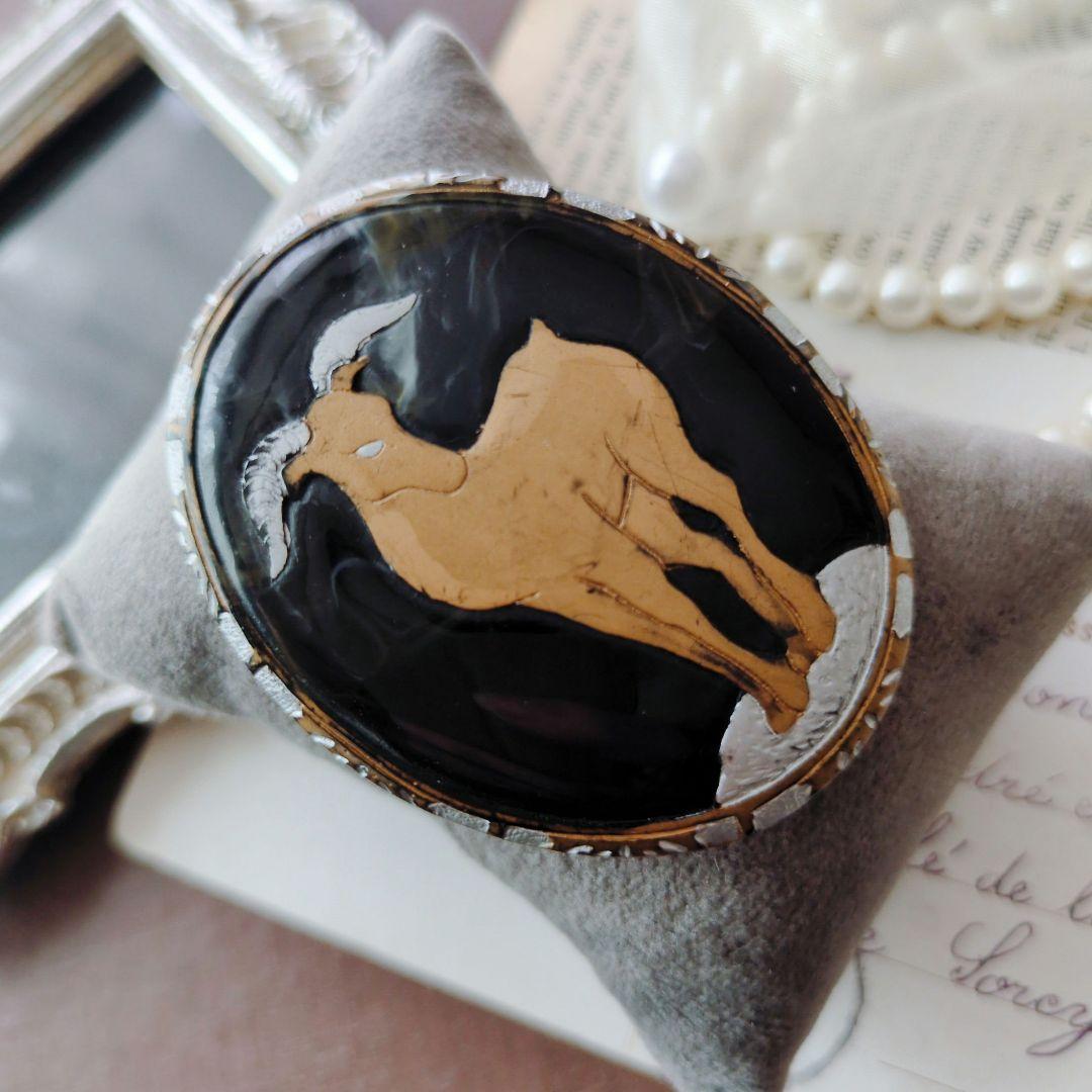 アキオ モリ 岩場に立つ山羊 ブローチ アカンサス模様 金蒔絵 水牛角 森暁雄