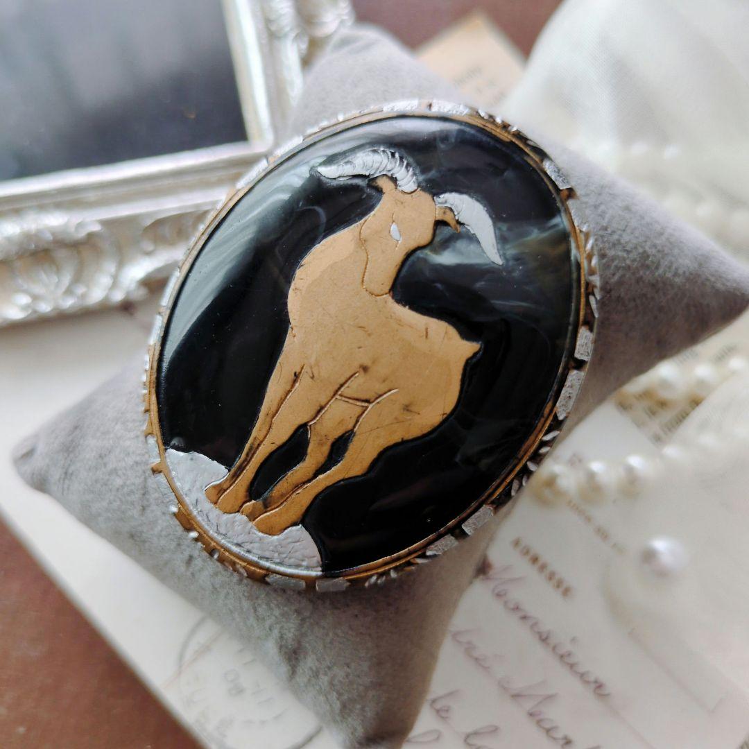 アキオ モリ 岩場に立つ山羊 ブローチ アカンサス模様 金蒔絵 水牛角 森暁雄