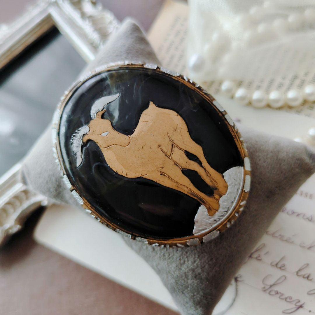 アキオ モリ 岩場に立つ山羊 ブローチ アカンサス模様 金蒔絵 水牛角 森暁雄