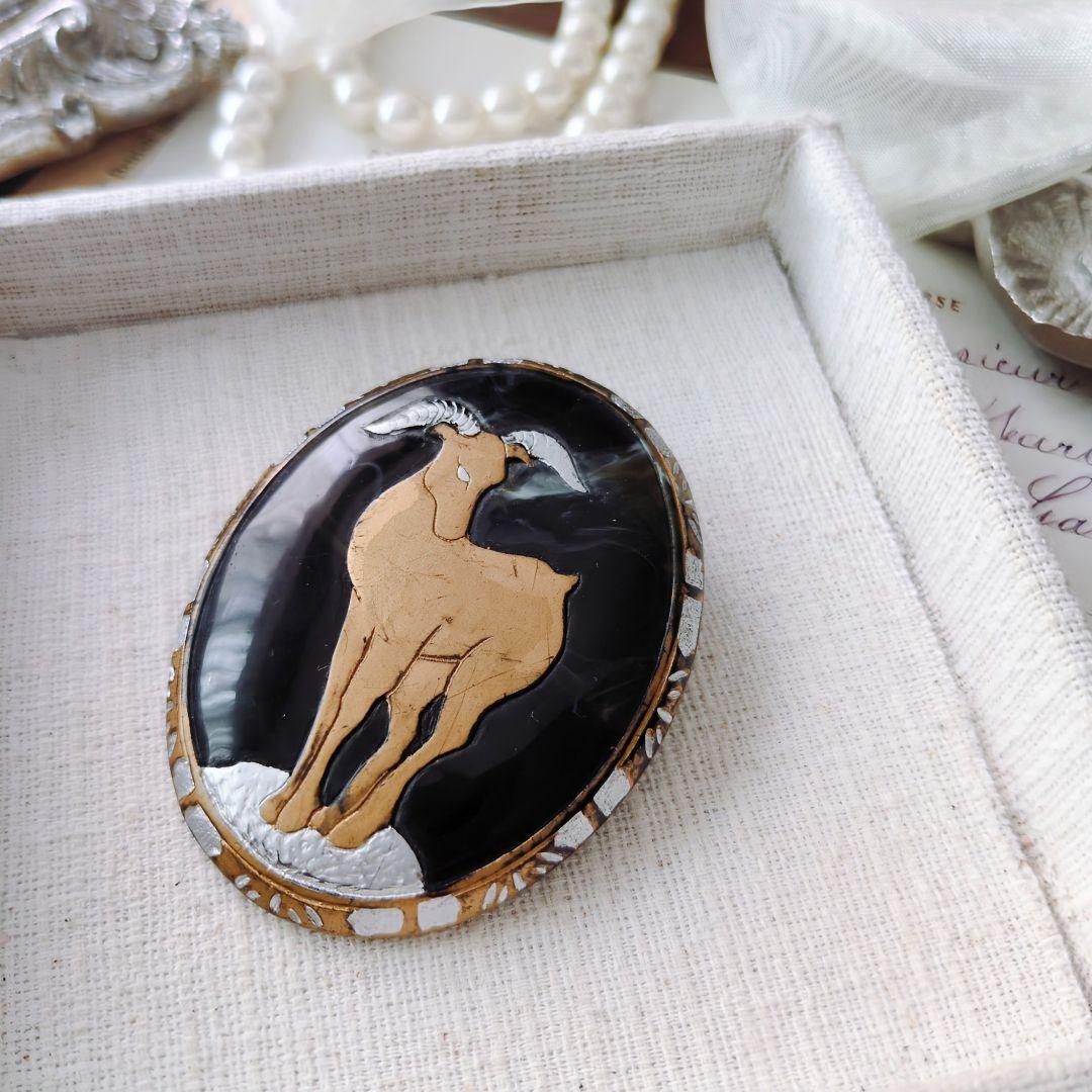 アキオ モリ 岩場に立つ山羊 ブローチ アカンサス模様 金蒔絵 水牛角 森暁雄