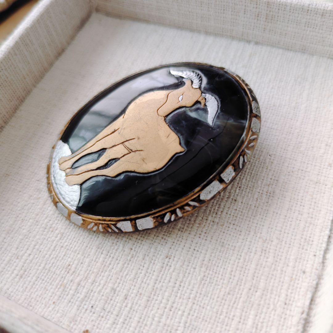 アキオ モリ 岩場に立つ山羊 ブローチ アカンサス模様 金蒔絵 水牛角 森暁雄