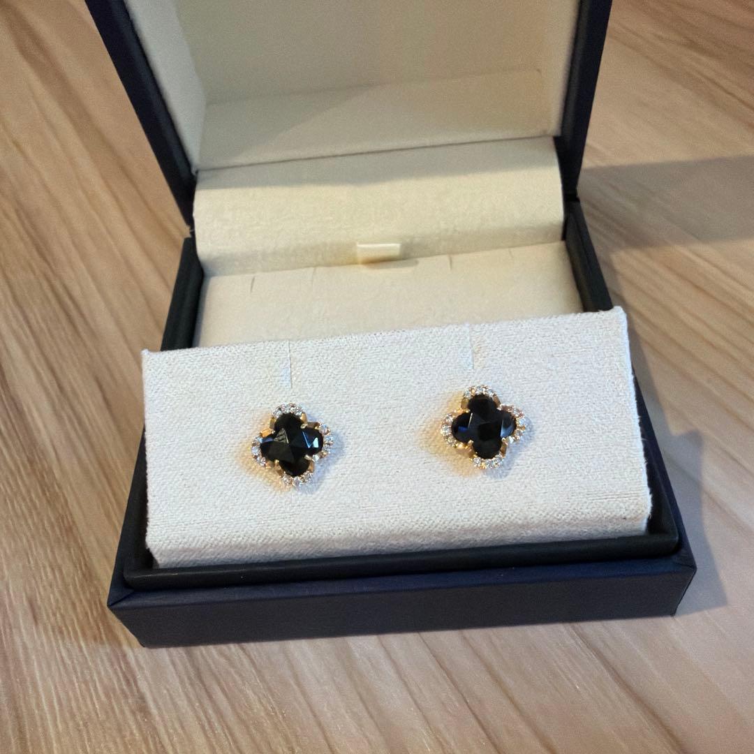 ヴァンドーム青山　ブラックカルセドニーピアス