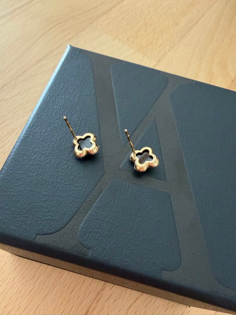 ヴァンドーム青山　ブラックカルセドニーピアス