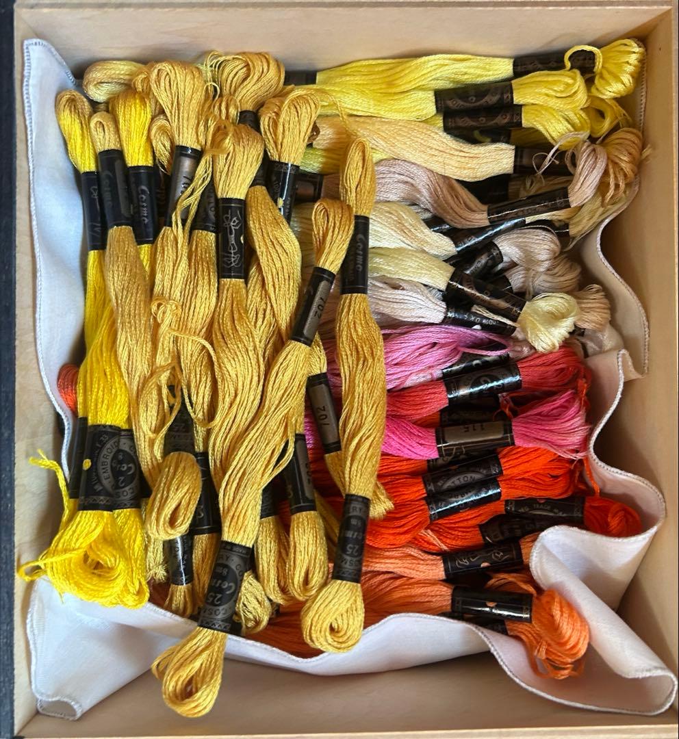 Cosmo 刺しゅう糸ラック #25 刺繍糸付き