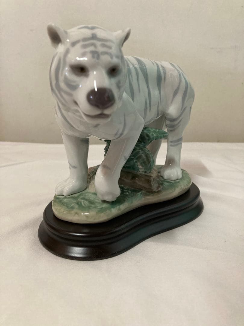 リヤドロ　ホワイトタイガー 陶器　置物