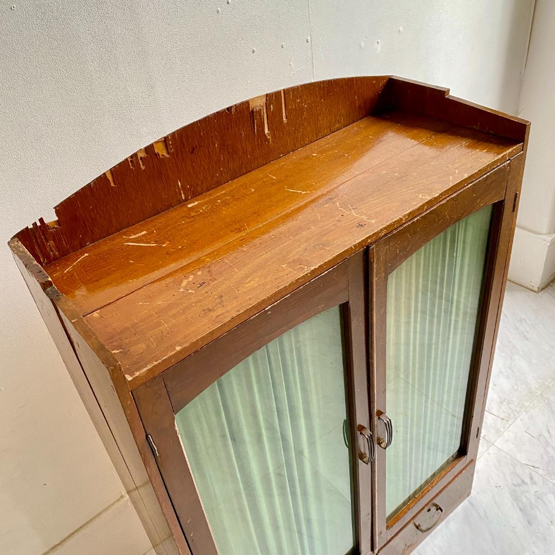 ジャンク レトロな木製キャビネット 古い本棚 ガラス扉付き カーテン付き