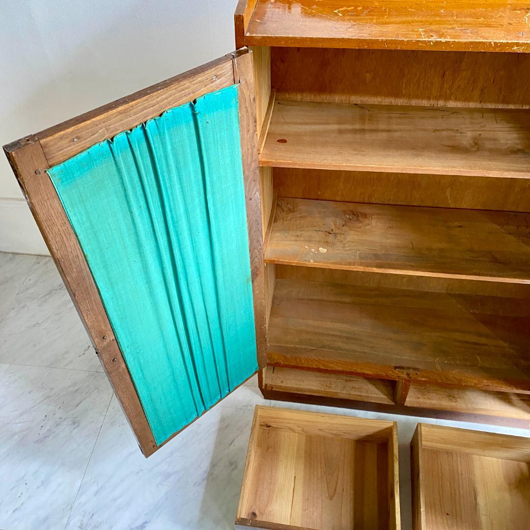 ジャンク レトロな木製キャビネット 古い本棚 ガラス扉付き カーテン付き