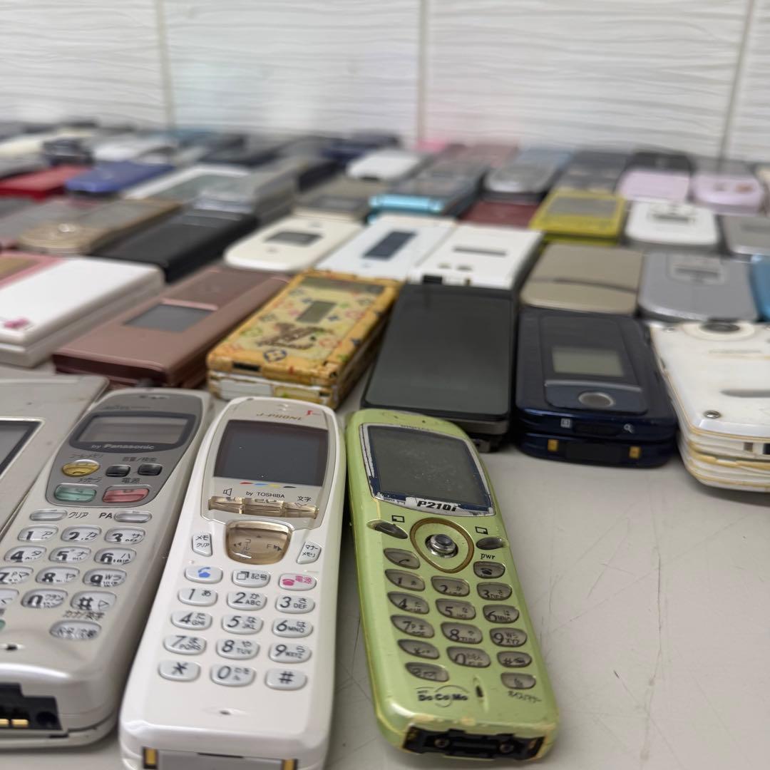 ガラケー　110個まとめ売り　ジャンク品　折りたたみ式携帯電話セット