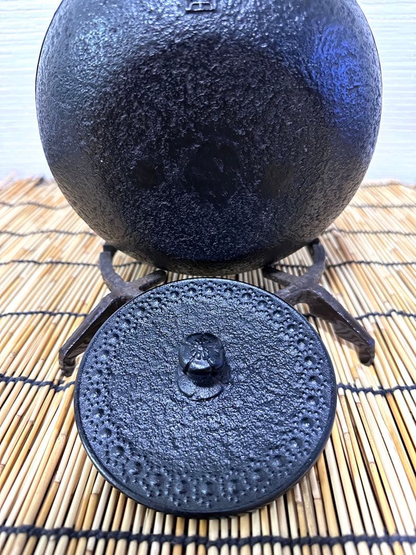 新品、供箱等付属品付 南部岩鋳四代目清末作 丸型肩付亀甲 鉄瓶台セット