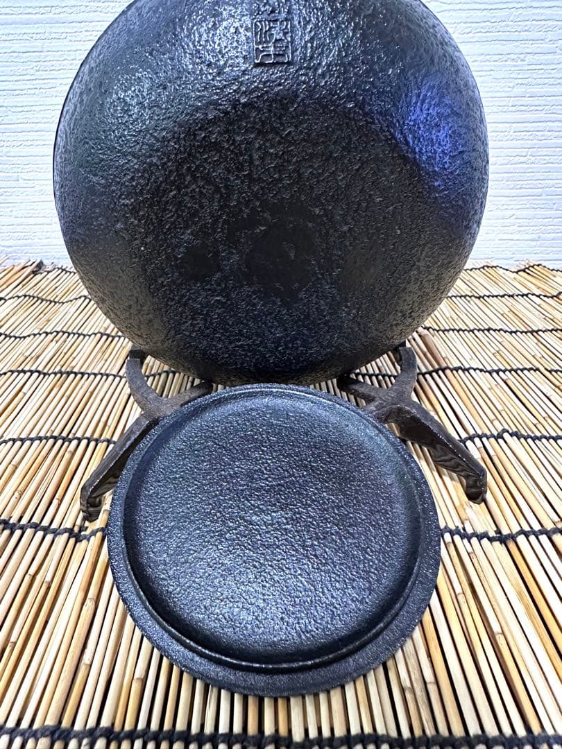 新品、供箱等付属品付 南部岩鋳四代目清末作 丸型肩付亀甲 鉄瓶台セット