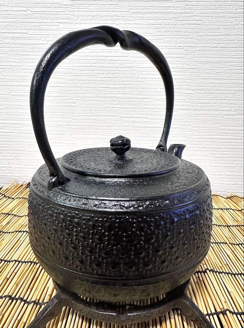 新品、供箱等付属品付 南部岩鋳四代目清末作 丸型肩付亀甲 鉄瓶台セット