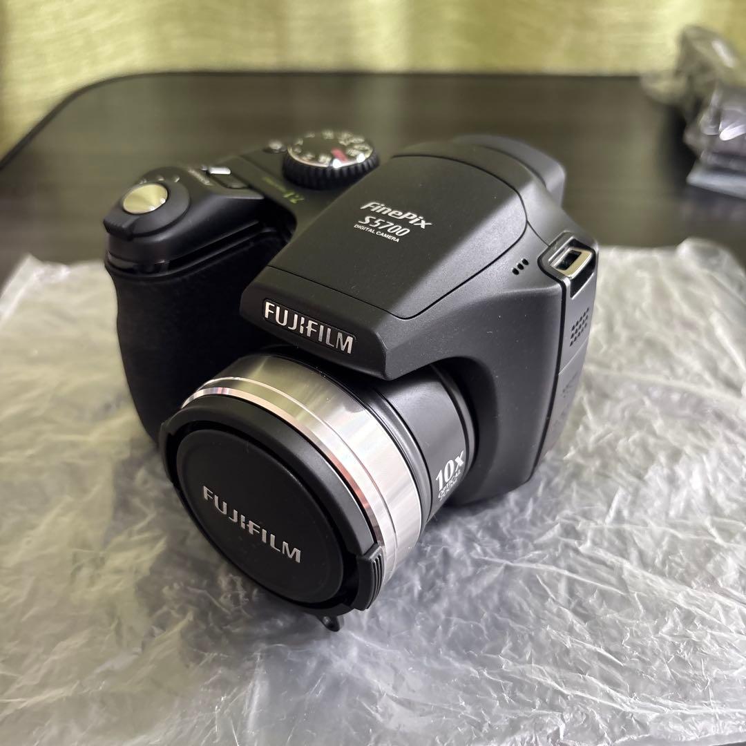未使用品　FUJIFILM FinePix S5700 デジタルカメラ