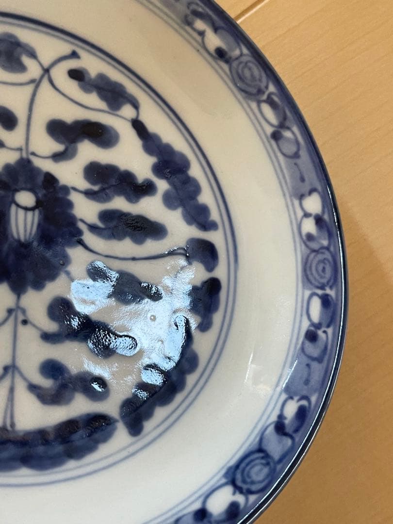 青と白の花模様の皿 陶磁器