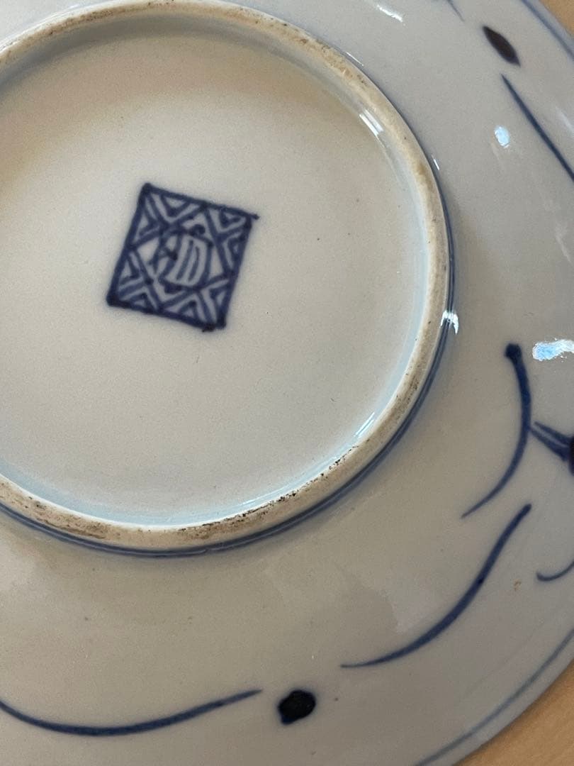 青と白の花模様の皿 陶磁器