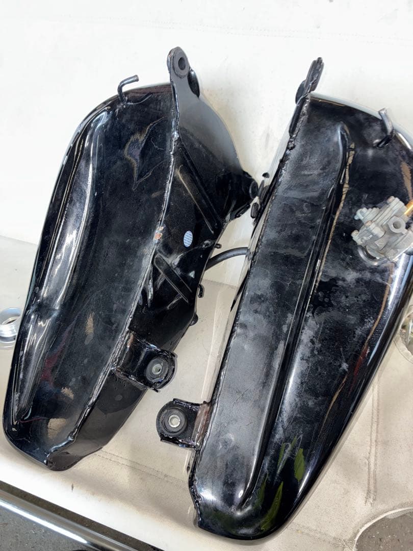 ヤンガスタンク 黒 ゴールドロゴ　3.5ガロン