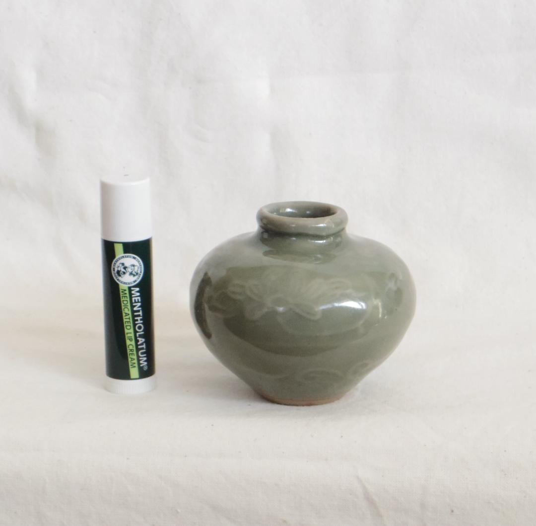 小壺　明　青磁　龍泉窯　花の陽刻　オリーブグリーン　★口に欠け、胴に擦れ