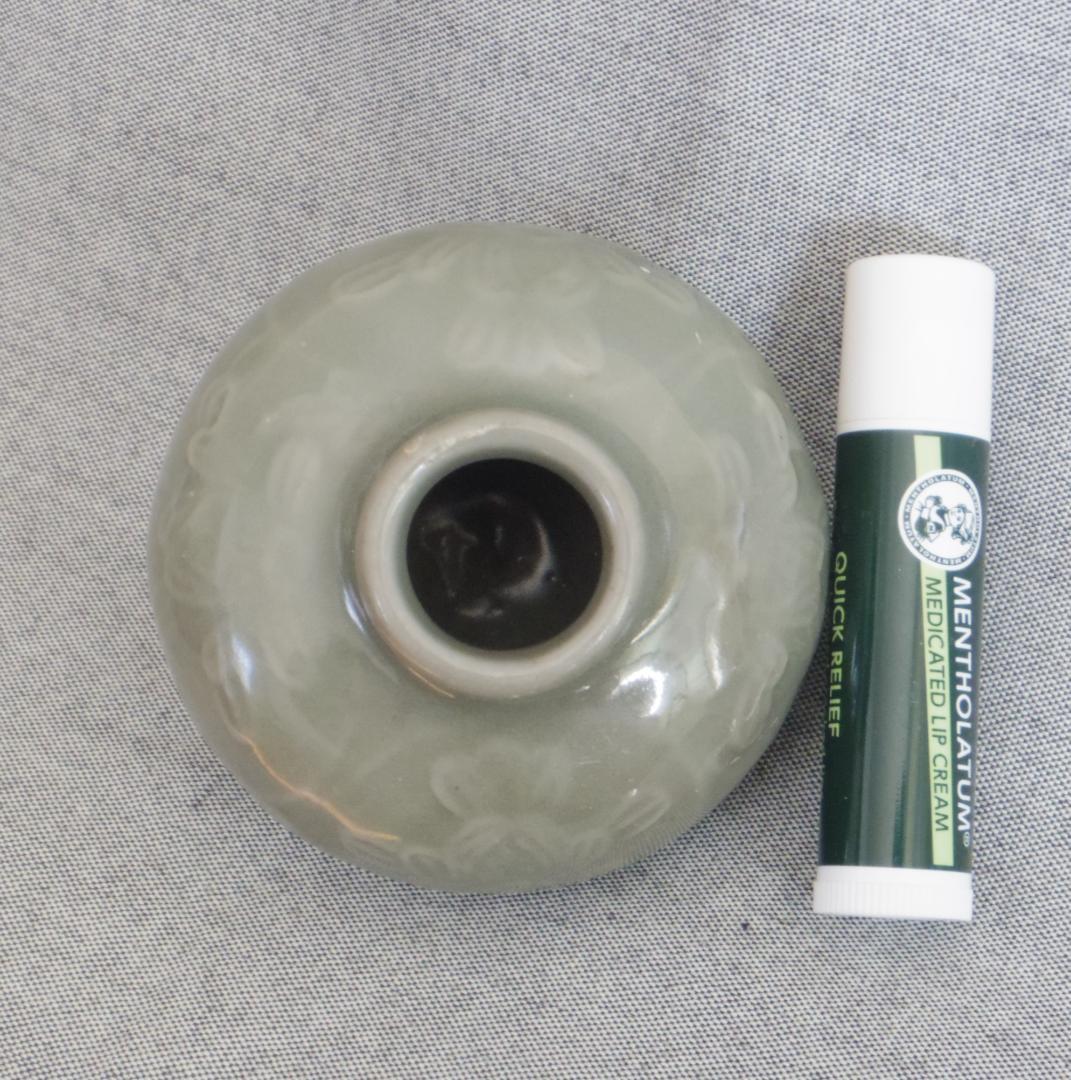 小壺　明　青磁　龍泉窯　花の陽刻　オリーブグリーン　★口に欠け、胴に擦れ