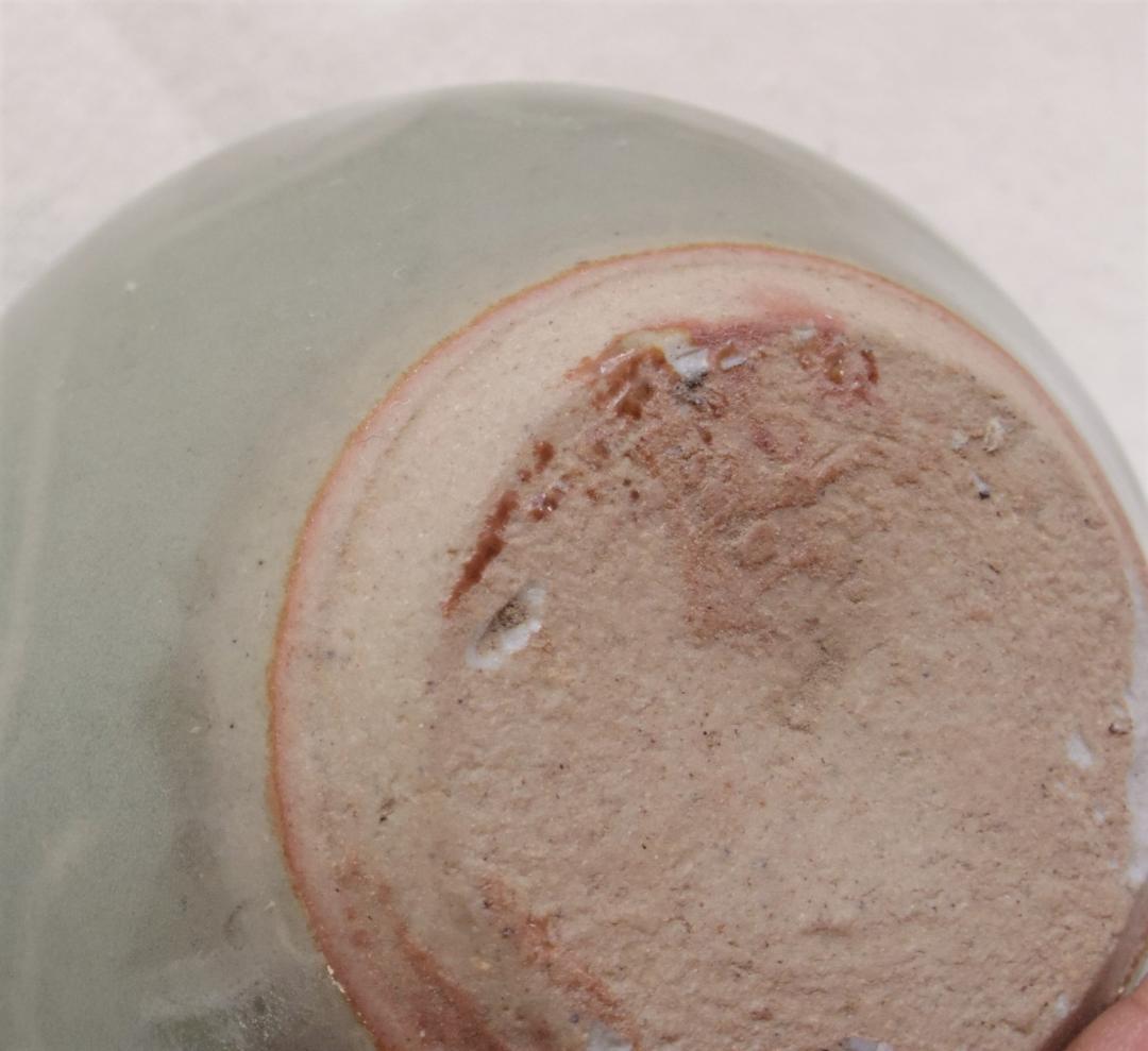 小壺　明　青磁　龍泉窯　花の陽刻　オリーブグリーン　★口に欠け、胴に擦れ