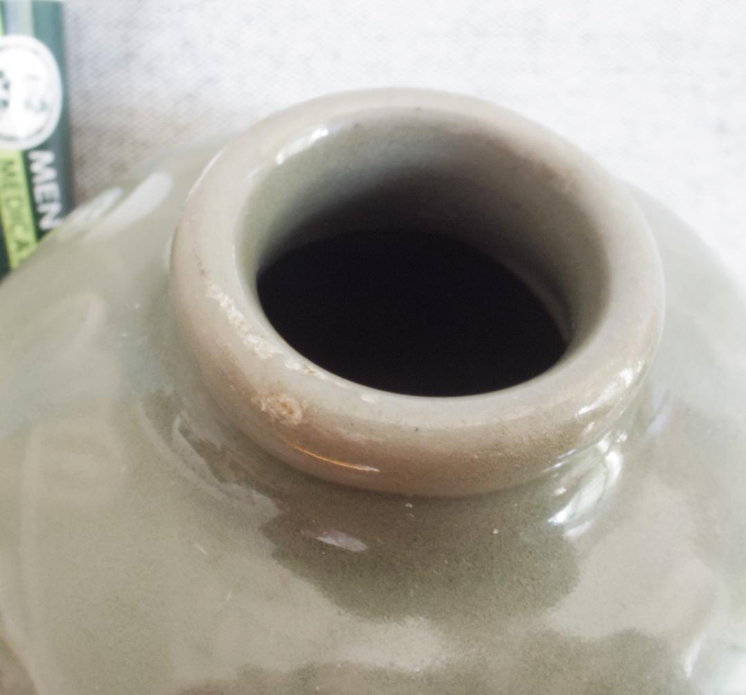 小壺　明　青磁　龍泉窯　花の陽刻　オリーブグリーン　★口に欠け、胴に擦れ