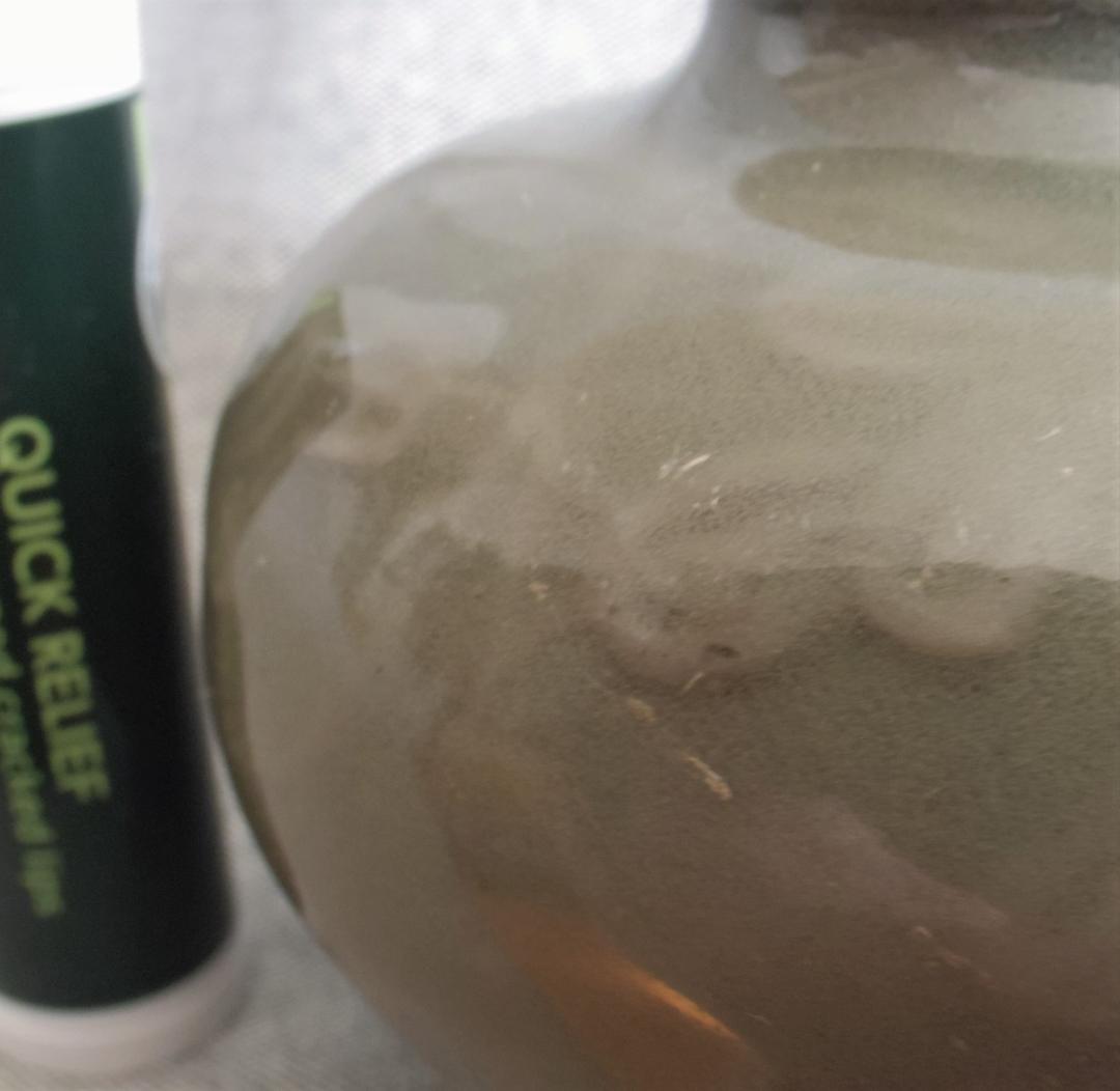 小壺　明　青磁　龍泉窯　花の陽刻　オリーブグリーン　★口に欠け、胴に擦れ