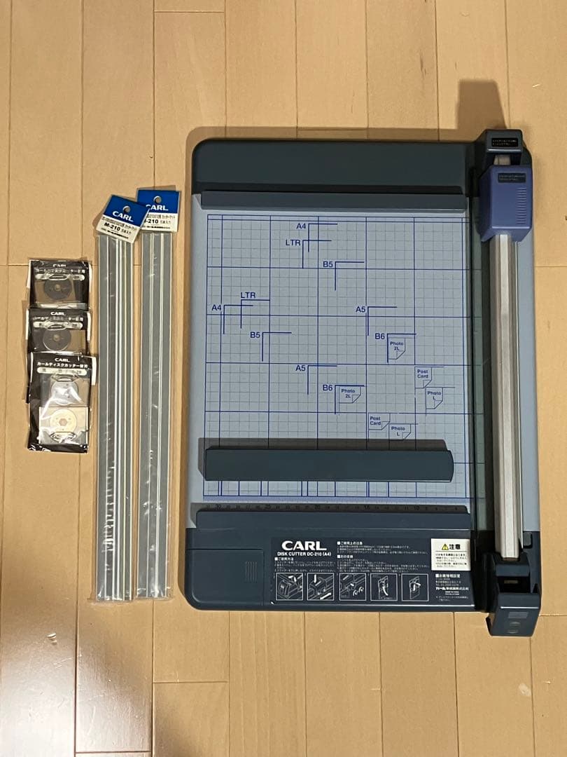 CARL裁断機 DC-210(A4サイズ対応) 替刃とカッターマット複数付属