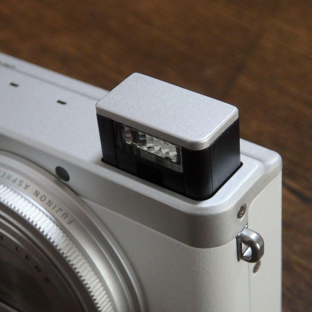 動作確認済　FUJI FILM XQ2 ホワイト 富士フイルム