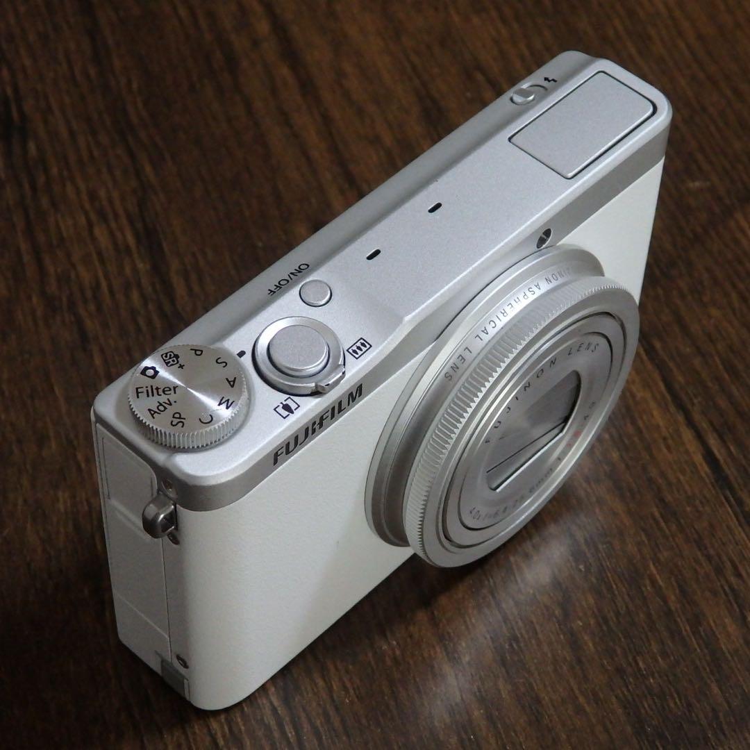 動作確認済　FUJI FILM XQ2 ホワイト 富士フイルム