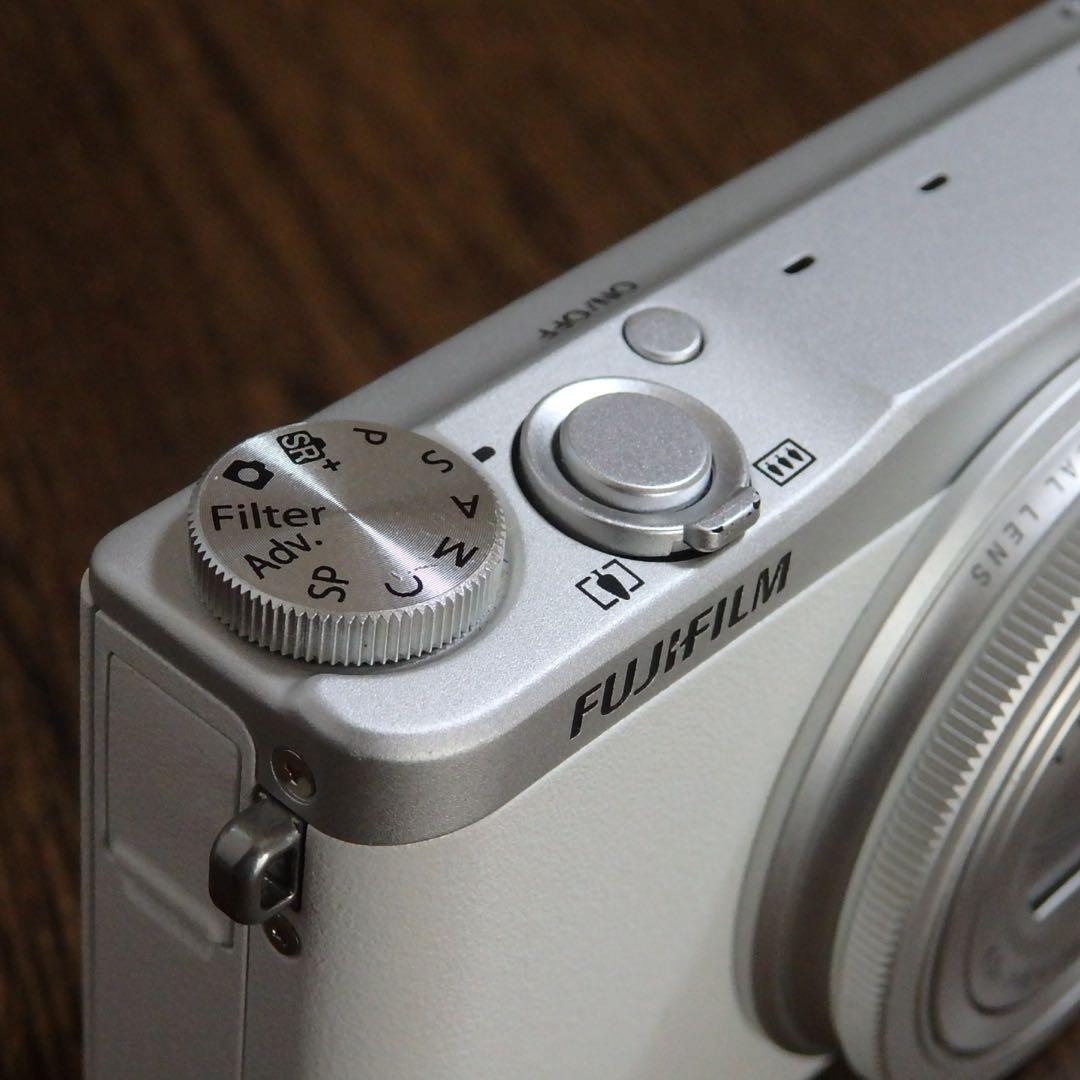 動作確認済　FUJI FILM XQ2 ホワイト 富士フイルム