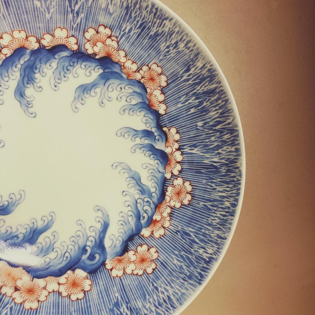 【真作保証】 市川龍仙 色鍋島 色絵桜波頭文 七寸皿