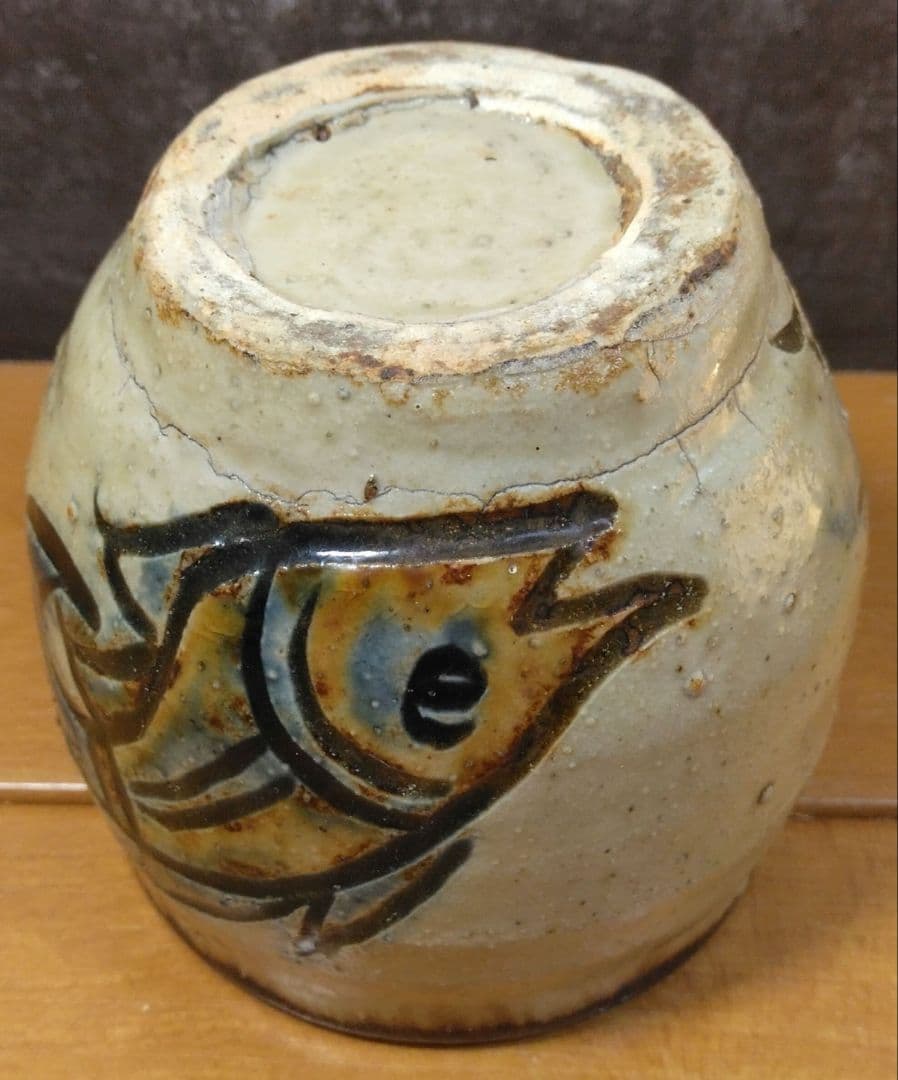 人間国宝 金城次郎 古酒呑 栞 共箱 無傷 壷屋焼 やちむん 希少笑魚二匹紋