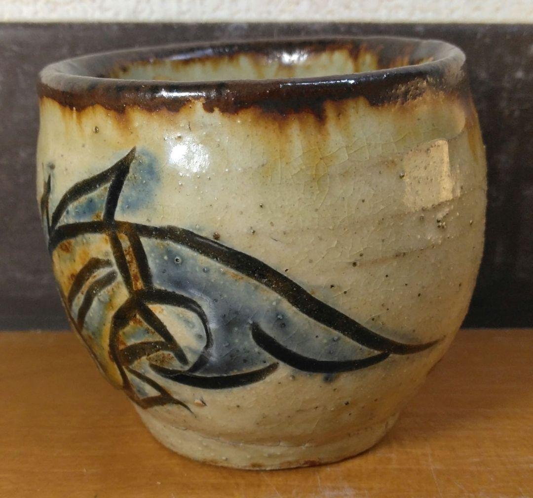 人間国宝 金城次郎 古酒呑 栞 共箱 無傷 壷屋焼 やちむん 希少笑魚二匹紋