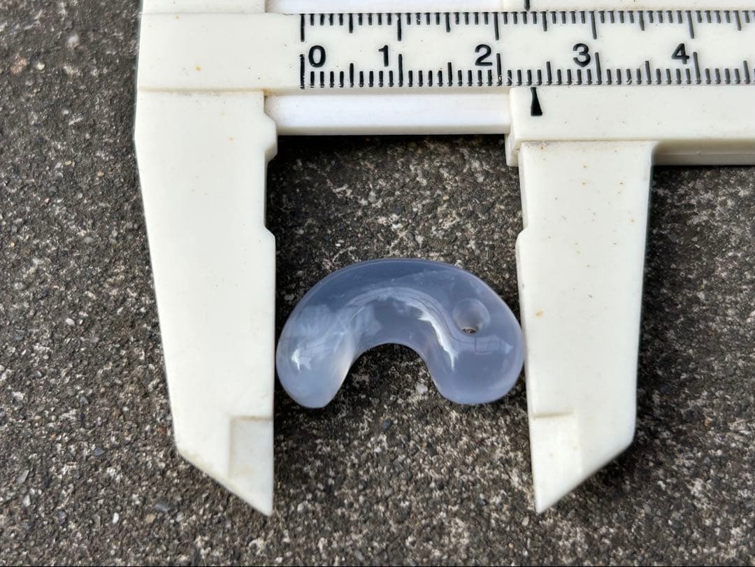 青森産青メノウ勾玉　錦石