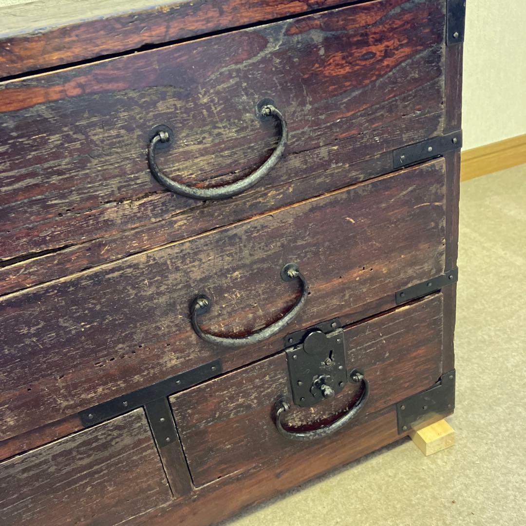 アンティークな刀箪笥（外枠概寸　Ｗ１１６㌢、Ｈ４１㌢、Ｄ３３㌢）