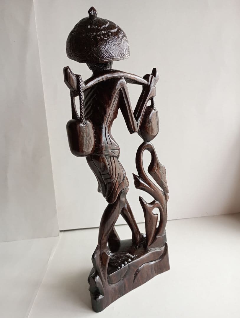 木彫り(工芸品) 「天秤棒を担ぐ老人」